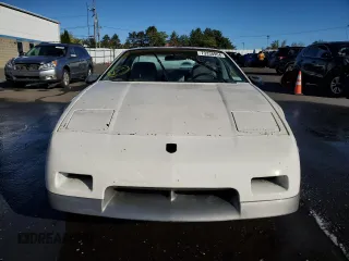 1985 Pontiac Fiero z VIN 1G2PG3796FP269589, wystawiony jako Copart lot #73338954 z przebiegiem 34 364 mil mil oraz Czysty tytuł • Clean title. Historia ofert i sprzedaży dostępna na DreamBid. Obrazek 5.