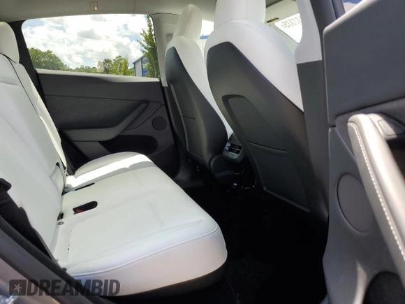 2024 Tesla Model Y Long Range z VIN 7SAYGDEE7RA308338, wystawiony jako Copart lot #61137375 z przebiegiem 19 501 mil mil oraz Szkoda całkowita • Salvage title. Historia ofert i sprzedaży dostępna na DreamBid. Obrazek 10.