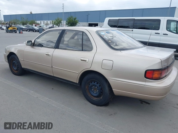 1994 Toyota Camry LE with VIN JT2SK12E0R0269820, listed as a IAAI auction lot 41908360 with 184,739 mi miles. Bid and sale history available at carsss.com. Image 3.