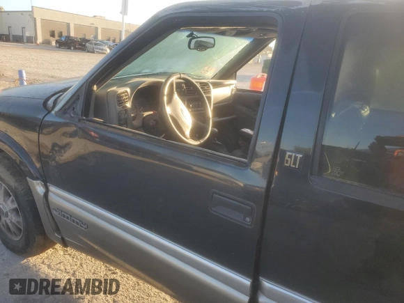 1998 GMC Jimmy SLS with VIN 1GKDT13W6W2552652, listed as a Copart auction lot 73538664 with 0 mi miles and Non Repairable. Bid and sale history available at carsss.com. Image 7.