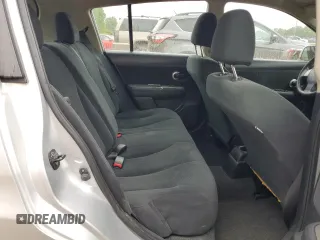 2011 Nissan Versa S z VIN 3N1BC1CP6BL402628, wystawiony jako Copart lot #60285555 z przebiegiem 109 562 mil mil oraz Czysty tytuł • Clean title. Historia ofert i sprzedaży dostępna na DreamBid. Obrazek 10.