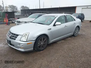 2010 Cadillac STS AWD z VIN 1G6DU6EV4A0114410, wystawiony jako IAAI lot #41301240 z przebiegiem 120 023 mil mil oraz . Historia ofert i sprzedaży dostępna na DreamBid. Obrazek 2.