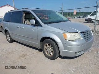 2008 Chrysler Town & Country Touring z VIN 2A8HR54P68R103852, wystawiony jako IAAI lot #42588586 z przebiegiem 165 022 mil mil oraz . Historia ofert i sprzedaży dostępna na DreamBid. Obrazek 1.