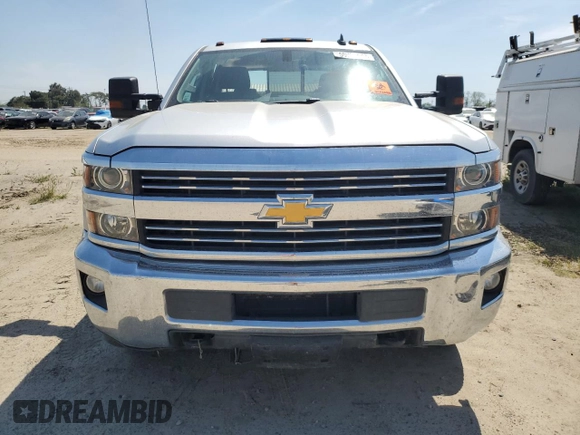 2015 Chevrolet Silverado 3500HD LT z VIN 1GC4KZCG1FF586027, wystawiony jako Copart lot #50064515 z przebiegiem 63 788 mil mil oraz Szkoda całkowita • Salvage title. Historia ofert i sprzedaży dostępna na DreamBid. Obrazek 5.