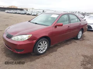 2005 Toyota Camry LE z VIN 4T1BE30K25U063254, wystawiony jako IAAI lot #41871499 z przebiegiem 197 337 mil mil oraz . Historia ofert i sprzedaży dostępna na DreamBid. Obrazek 2.