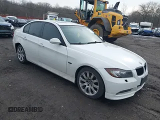 2008 BMW 3 Series 328xi with VIN WBAVC73518KP39338, listed as a IAAI auction lot 41474955 with 132,484 mi miles. Bid and sale history available at carsss.com. Image 1.