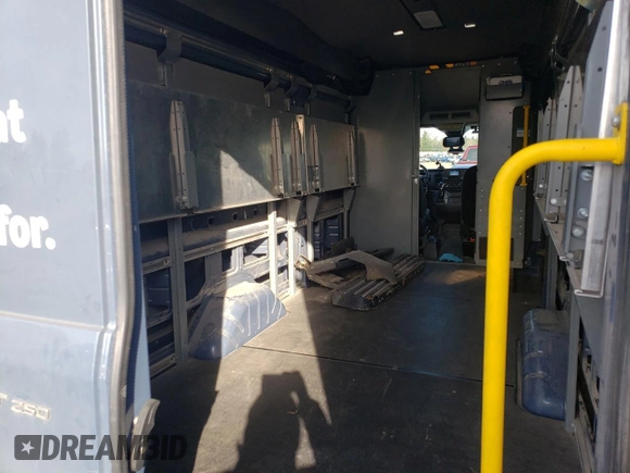 2020 Ford Transit Cargo с VIN 1FTBR3X82LKA18648, выставлен на аукционе Copart как лот 47137805 с пробегом 68 313 миль миль и Списание • Salvage title. История ставок и продаж доступна на DreamBid. Изображение 10.