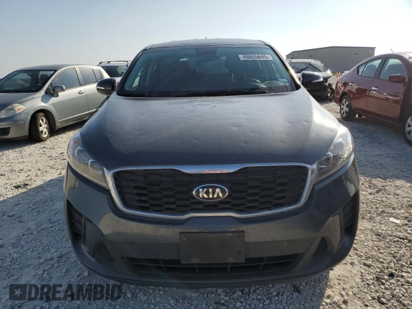 2020 Kia Sorento LX z VIN 5XYPG4A35LG671902, wystawiony jako Copart lot #49855845 z przebiegiem 94 537 mil mil oraz Czysty tytuł • Clean title. Historia ofert i sprzedaży dostępna na DreamBid. Obrazek 5.