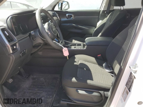 2023 Kia Sorento LX z VIN 5XYRGDLC3PG242057, wystawiony jako Copart lot #50510525 z przebiegiem 19 008 mil mil oraz Szkoda całkowita • Salvage title. Historia ofert i sprzedaży dostępna na DreamBid. Obrazek 7.