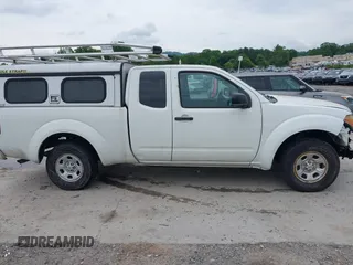 2017 Nissan Frontier S z VIN 1N6BD0CT7HN727005, wystawiony jako IAAI lot #42390094 z przebiegiem 88 868 mil mil oraz . Historia ofert i sprzedaży dostępna na DreamBid. Obrazek 14.