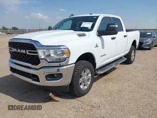 2024 Ram 2500 Big Horn z VIN 3C6UR5DL4RG246011, wystawiony jako IAAI lot #42351899 z przebiegiem 63 283 mil mil oraz . Historia ofert i sprzedaży dostępna na DreamBid. Obrazek 17.