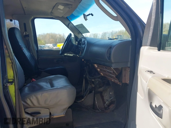 2005 Ford Econoline Passenger XL with VIN 1FBNE31L55HB00500, listed as a IAAI auction lot 42144394 with 257,262 mi miles. Bid and sale history available at carsss.com. Image 5.