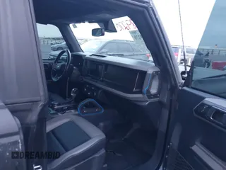 2021 Ford Bronco z VIN 1FMEE5DH0MLA77066, wystawiony jako IAAI lot #41889270 z przebiegiem 62 610 mil mil oraz . Historia ofert i sprzedaży dostępna na DreamBid. Obrazek 5.