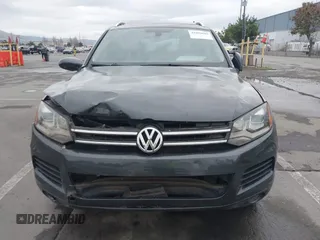 2013 Volkswagen Touareg Exec z VIN WVGEP9BP7DD010339, wystawiony jako IAAI lot #41094662 z przebiegiem 91 280 mil mil oraz . Historia ofert i sprzedaży dostępna na DreamBid. Obrazek 11.