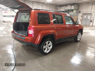 2012 Jeep Patriot Latitude z VIN 1C4NJRFB8CD578232, wystawiony jako IAAI lot #42014686 z przebiegiem 111 712 mil mil oraz . Historia ofert i sprzedaży dostępna na DreamBid. Obrazek 4.