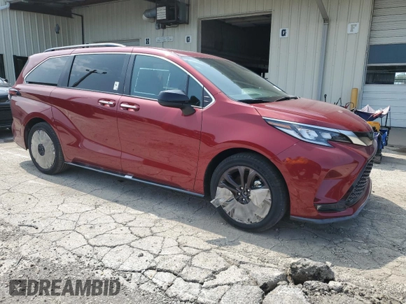 2024 Toyota Sienna XSE with VIN 5TDDRKEC5RS199529, listed as a Copart auction lot 68107994 with 2 mi miles and Salvage Title. Bid and sale history available at carsss.com. Image 4.