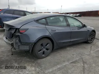 2022 Tesla Model 3 z VIN 5YJ3E1EA0NF375126, wystawiony jako Copart lot #53294925 z przebiegiem 28 318 mil mil oraz Szkoda całkowita • Salvage title. Historia ofert i sprzedaży dostępna na DreamBid. Obrazek 3.