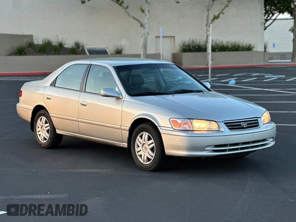 2000 Toyota Camry CE z VIN 4T1BG22K2YU669871, wystawiony jako Copart lot #57918075 z przebiegiem 164 842 mil mil oraz Czysty tytuł • Clean title. Historia ofert i sprzedaży dostępna na DreamBid. Obrazek 1.