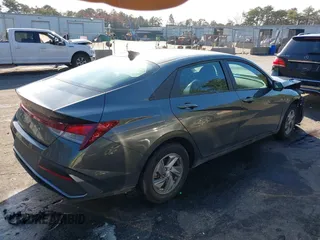 2024 Hyundai Elantra SE z VIN KMHLL4DG6RU689238, wystawiony jako IAAI lot #41100513 z przebiegiem 21 566 mil mil oraz . Historia ofert i sprzedaży dostępna na DreamBid. Obrazek 4.