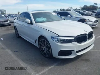 2019 BMW 5 Series 540i z VIN WBAJE5C55KWW18387, wystawiony jako IAAI lot #41755925 z przebiegiem 52 701 mil mil oraz . Historia ofert i sprzedaży dostępna na DreamBid. Obrazek 1.