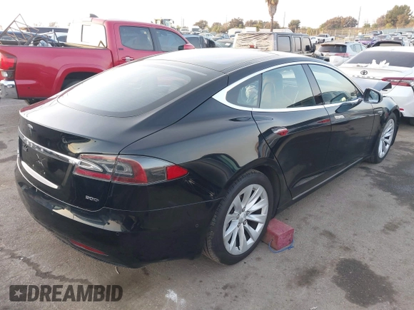 2016 Tesla Model S 90D z VIN 5YJSA1E26GF156108, wystawiony jako IAAI lot #41453148 z przebiegiem 74 717 mil mil oraz . Historia ofert i sprzedaży dostępna na DreamBid. Obrazek 4.