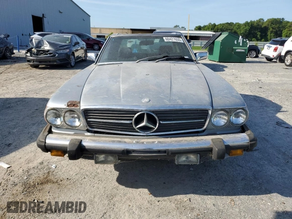 1984 Mercedes-Benz 380 SL z VIN WDBBA45A8EA001735, wystawiony jako Copart lot #60427655 z przebiegiem 100 375 mil mil oraz Czysty tytuł • Clean title. Historia ofert i sprzedaży dostępna na DreamBid. Obrazek 5.