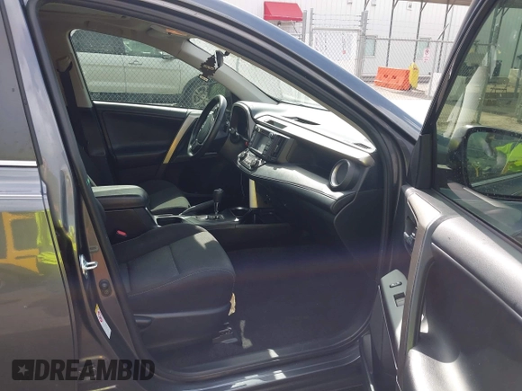 2018 Toyota RAV4 XLE z VIN JTMWFREV9JD132847, wystawiony jako IAAI lot #42108442 z przebiegiem 59 763 mil mil oraz . Historia ofert i sprzedaży dostępna na DreamBid. Obrazek 5.