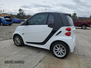 2015 Smart fortwo Passion z VIN WMEEJ9AA9FK834118, wystawiony jako Copart lot #45891925 z przebiegiem Nie podano mil oraz Czysty tytuł • Clean title. Historia ofert i sprzedaży dostępna na DreamBid. Obrazek 2.