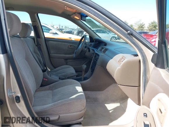 2000 Toyota Camry LE z VIN JT2BF22K5Y0258522, wystawiony jako IAAI lot #41998874 z przebiegiem 300 186 mil mil oraz . Historia ofert i sprzedaży dostępna na DreamBid. Obrazek 5.