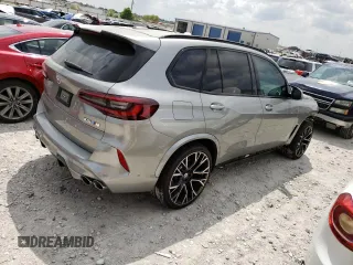 2023 BMW X5 M z VIN 5YMJU0C02P9P67480, wystawiony jako Copart lot #47676403 z przebiegiem 2 242 mil mil oraz . Historia ofert i sprzedaży dostępna na DreamBid. Obrazek 3.