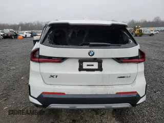 2025 BMW X1 xDrive28i z VIN WBX73EF04S5205310, wystawiony jako Copart lot #51547245 z przebiegiem Nie podano mil oraz Szkody całkowita. Historia ofert i sprzedaży dostępna na DreamBid. Obrazek 6.