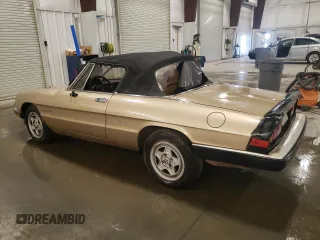 1986 Alfa Romeo Spider Veloce z VIN ZARBA541XG1037976, wystawiony jako Copart lot #50330035 z przebiegiem 47 885 mil mil oraz Szkoda całkowita • Salvage title. Historia ofert i sprzedaży dostępna na DreamBid. Obrazek 2.