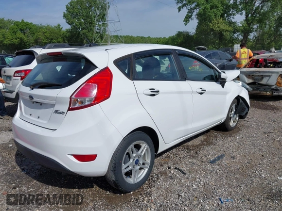 2018 Ford Fiesta SE z VIN 3FADP4EJXJM100407, wystawiony jako IAAI lot #42285374 z przebiegiem 90 261 mil mil oraz . Historia ofert i sprzedaży dostępna na DreamBid. Obrazek 4.