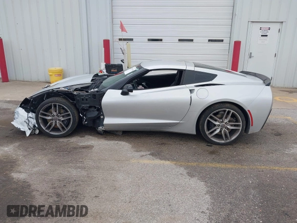 2015 Chevrolet Corvette Z51 3LT z VIN 1G1YM2D74F5114985, wystawiony jako IAAI lot #42077336 z przebiegiem 52 965 mil mil oraz . Historia ofert i sprzedaży dostępna na DreamBid. Obrazek 15.