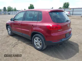 2012 Volkswagen Tiguan LE z VIN WVGAV7AX5CW097459, wystawiony jako IAAI lot #42526659 z przebiegiem 158 634 mil mil oraz . Historia ofert i sprzedaży dostępna na DreamBid. Obrazek 3.