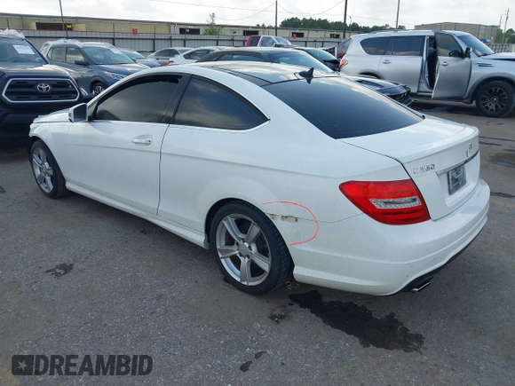 2015 Mercedes-Benz C 250 с VIN WDDGJ4HB2FG406506, выставлен на аукционе IAAI как лот 42429753 с пробегом 125 609 миль миль и . История ставок и продаж доступна на DreamBid. Изображение 3.