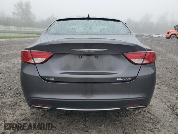 2015 Chrysler 200 C z VIN 1C3CCCEG8FN583462, wystawiony jako Copart lot #55586005 z przebiegiem 117 347 mil mil oraz Szkody całkowita. Historia ofert i sprzedaży dostępna na DreamBid. Obrazek 6.