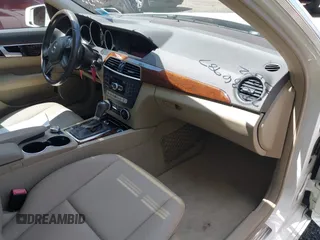 2013 Mercedes-Benz C 300 Sport z VIN WDDGF8ABXDA842362, wystawiony jako IAAI lot #42686987 z przebiegiem 84 145 mil mil oraz . Historia ofert i sprzedaży dostępna na DreamBid. Obrazek 5.