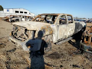 2015 GMC Sierra 3500HD Denali z VIN 1GT424E82FF671807, wystawiony jako Copart lot #38104654 z przebiegiem Nie podano mil oraz Nie do naprawy. Historia ofert i sprzedaży dostępna na DreamBid. Obrazek 1.