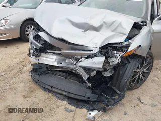 2024 Toyota Camry SE z VIN 4T1G11AK2RU211798, wystawiony jako IAAI lot #41613966 z przebiegiem 32 689 mil mil oraz . Historia ofert i sprzedaży dostępna na DreamBid. Obrazek 6.