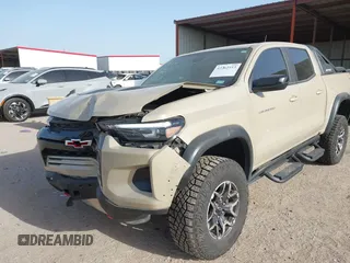 2024 Chevrolet Colorado 4WD ZR2 z VIN 1GCPTFEK4R1145701, wystawiony jako IAAI lot #42262513 z przebiegiem 8 666 mil mil oraz . Historia ofert i sprzedaży dostępna na DreamBid. Obrazek 6.