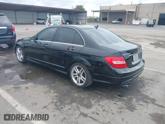 2013 Mercedes-Benz C 250 Sport z VIN WDDGF4HB4DA805824, wystawiony jako IAAI lot #41885189 z przebiegiem 140 404 mil mil oraz . Historia ofert i sprzedaży dostępna na DreamBid. Obrazek 3.
