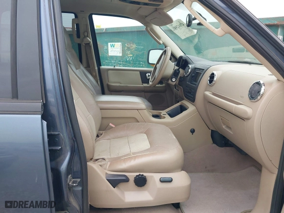2005 Ford Expedition Eddie Bauer with VIN 1FMFU17525LA87052, listed as a IAAI auction lot 42042940 with 226,105 mi miles. Bid and sale history available at carsss.com. Image 5.