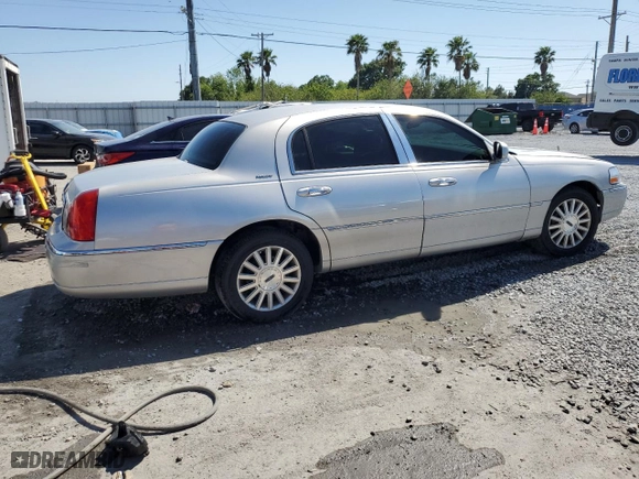 2004 Lincoln Town Car Signature with VIN 1LNHM81W04Y651382, listed as a Copart auction lot 52970425 with 117,849 mi miles and Salvage Title. Bid and sale history available at carsss.com. Image 3.