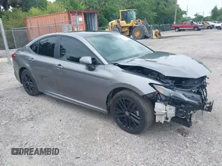 2025 Toyota Camry LE z VIN 4T1DAACK4SU530349, wystawiony jako IAAI lot #42323127 z przebiegiem 12 206 mil mil oraz . Historia ofert i sprzedaży dostępna na DreamBid. Obrazek 1.