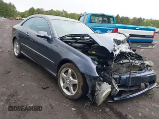 2005 Mercedes-Benz CLK 500 z VIN WDBTJ75J95F123996, wystawiony jako IAAI lot #42202472 z przebiegiem 147 706 mil mil oraz . Historia ofert i sprzedaży dostępna na DreamBid. Obrazek 1.