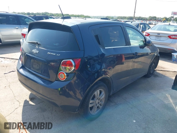 2016 Chevrolet Sonic LT z VIN 1G1JC6SH1G4121018, wystawiony jako IAAI lot #42501319 z przebiegiem 146 008 mil mil oraz . Historia ofert i sprzedaży dostępna na DreamBid. Obrazek 4.