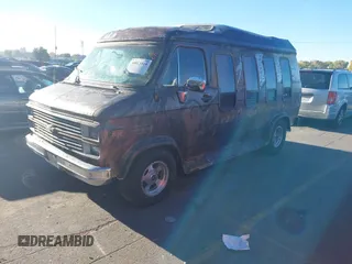1984 Chevrolet Chevy Van z VIN 1GBEG25H7E7200890, wystawiony jako IAAI lot #40813919 z przebiegiem 17 719 mil mil oraz . Historia ofert i sprzedaży dostępna na DreamBid. Obrazek 2.