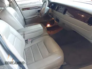 2000 Lincoln Town Car Signature z VIN 1LNHM82W1YY869805, wystawiony jako IAAI lot #42051938 z przebiegiem 125 940 mil mil oraz . Historia ofert i sprzedaży dostępna na DreamBid. Obrazek 5.