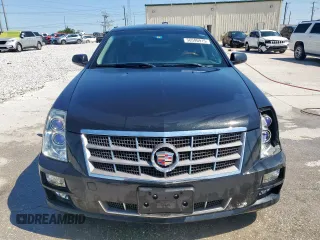 2009 Cadillac STS RWD z VIN 1G6DW67V390103790, wystawiony jako Copart lot #56596915 z przebiegiem 57 537 mil mil oraz Czysty tytuł • Clean title. Historia ofert i sprzedaży dostępna na DreamBid. Obrazek 5.